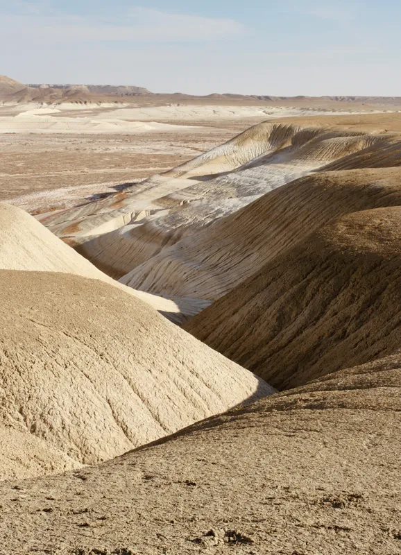 Tablou Canvas, "Peisaj arid cu dealuri albicioase", Vastă, Deșertică, Aridă, Ondulată, Izolată, Selenară, Strălucitoare, Calmă, Eternă, Tăcută, 39 x 54 cm – poza 2