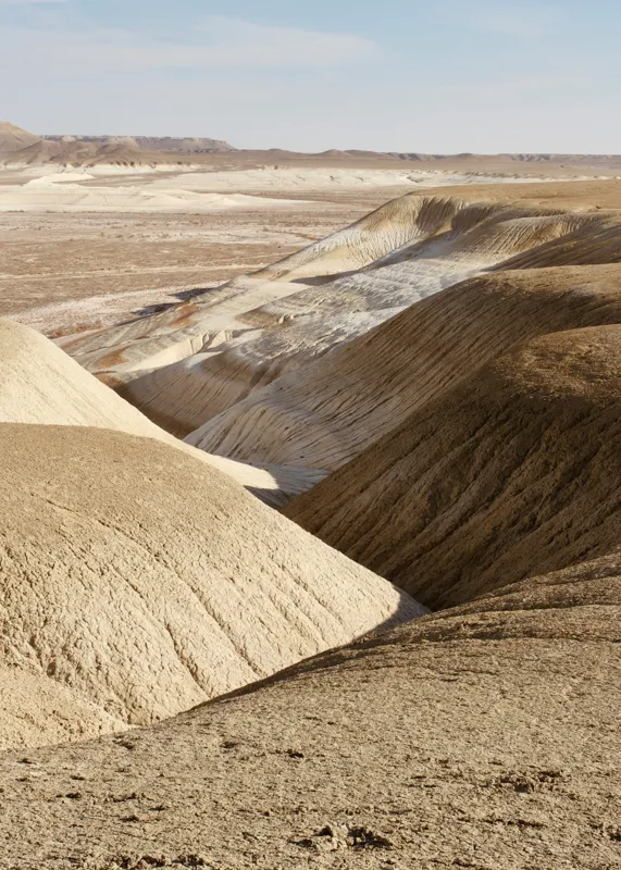 Tablou Canvas, "Peisaj arid cu dealuri albicioase", Vastă, Deșertică, Aridă, Ondulată, Izolată, Selenară, Strălucitoare, Calmă, Eternă, Tăcută, 50 x 70 cm – poza 2