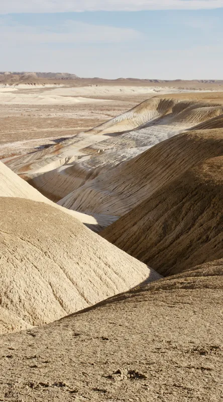 Tablou Canvas, "Peisaj arid cu dealuri albicioase", Vastă, Deșertică, Aridă, Ondulată, Izolată, Selenară, Strălucitoare, Calmă, Eternă, Tăcută, 50 x 90 cm – poza 2