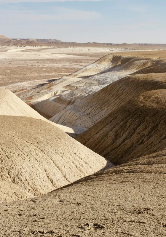 Tablou Canvas, "Peisaj arid cu dealuri albicioase", Vastă, Deșertică, Aridă, Ondulată, Izolată, Selenară, Strălucitoare, Calmă, Eternă, Tăcută, 70 x 100 cm – poza 2