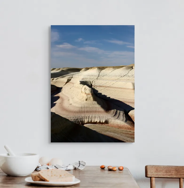 Tablou Canvas, "Pământ sculptat de vânt și timp", Peisaj, Eroziune, Stratificare, Nuanțe, Deșert, Forme, Naturale, Cer, Ușor, Nori., 50 x 70 cm – poza 3