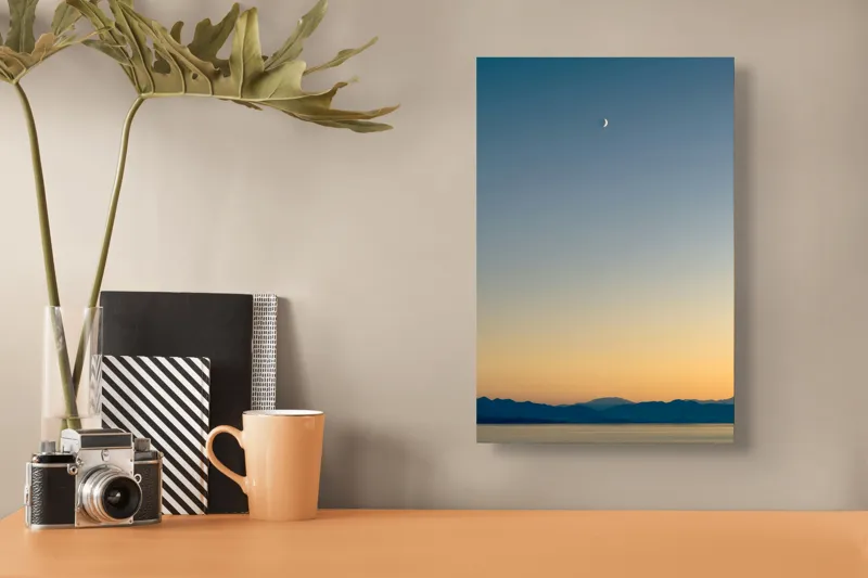 Tablou Canvas, "Lună peste orizontul albastru-auriu", Lună, Cer, Amurg, Munți, Lumină, Siluetă, Calm, Răsărit, Frumusețe, 26 x 39 cm – poza 3