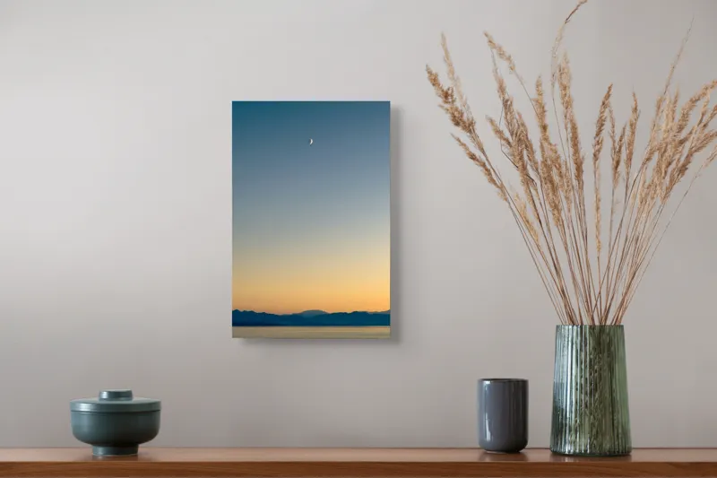 Tablou Canvas, "Lună peste orizontul albastru-auriu", Lună, Cer, Amurg, Munți, Lumină, Siluetă, Calm, Răsărit, Frumusețe, 26 x 39 cm – poza 5