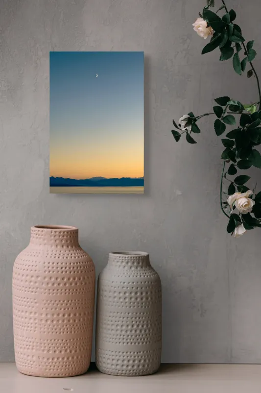 Tablou Canvas, "Lună peste orizontul albastru-auriu", Lună, Cer, Amurg, Munți, Lumină, Siluetă, Calm, Răsărit, Frumusețe, 26 x 39 cm – poza 6