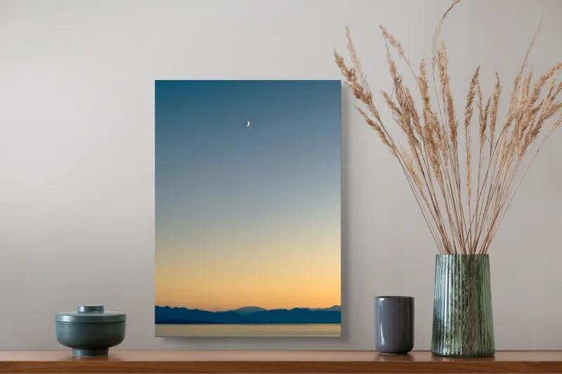 Tablou Canvas, "Lună peste orizontul albastru-auriu", Lună, Cer, Amurg, Munți, Lumină, Siluetă, Calm, Răsărit, Frumusețe, 39 x 54 cm – poza 3