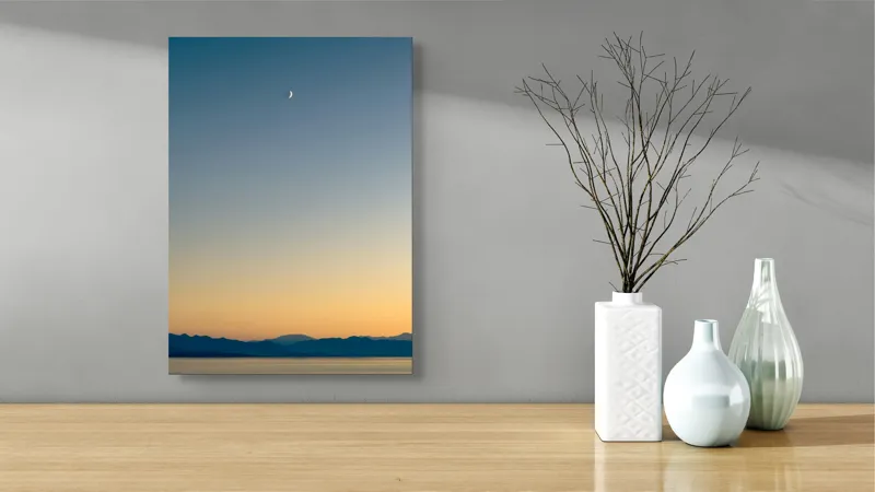 Tablou Canvas, "Lună peste orizontul albastru-auriu", Lună, Cer, Amurg, Munți, Lumină, Siluetă, Calm, Răsărit, Frumusețe, 39 x 54 cm – poza 4