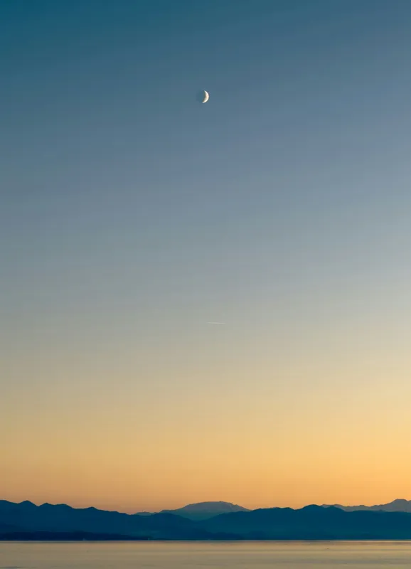 Tablou Canvas, "Lună peste orizontul albastru-auriu", Lună, Cer, Amurg, Munți, Lumină, Siluetă, Calm, Răsărit, Frumusețe, 39 x 54 cm – poza 2
