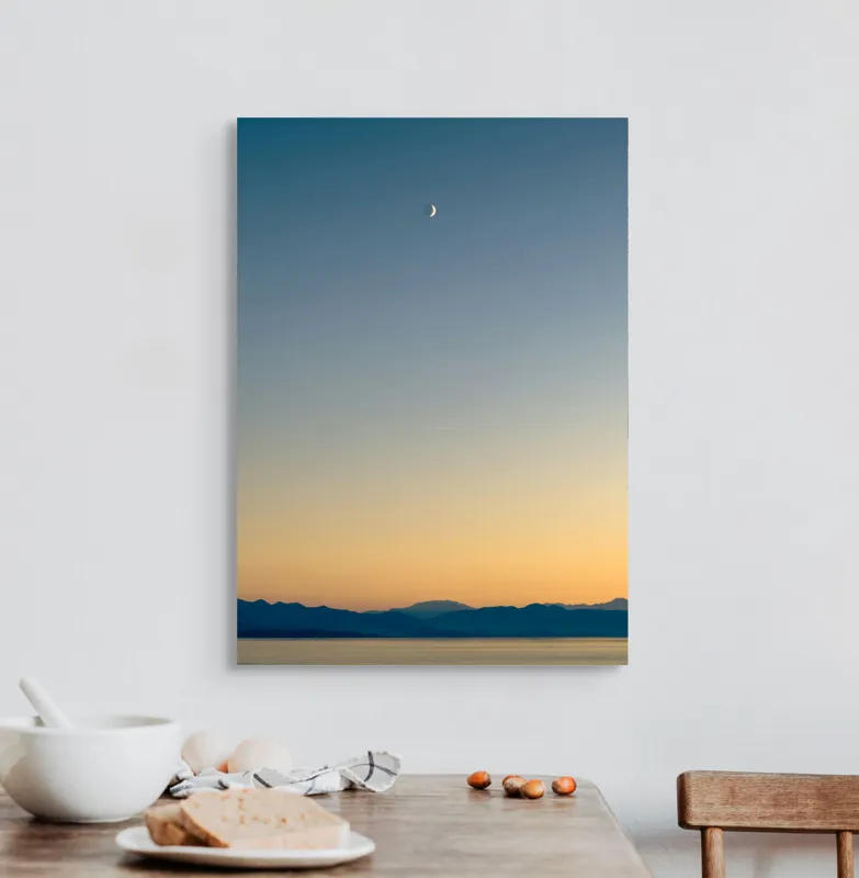 Tablou Canvas, "Lună peste orizontul albastru-auriu", Lună, Cer, Amurg, Munți, Lumină, Siluetă, Calm, Răsărit, Frumusețe, 50 x 70 cm – poza 3