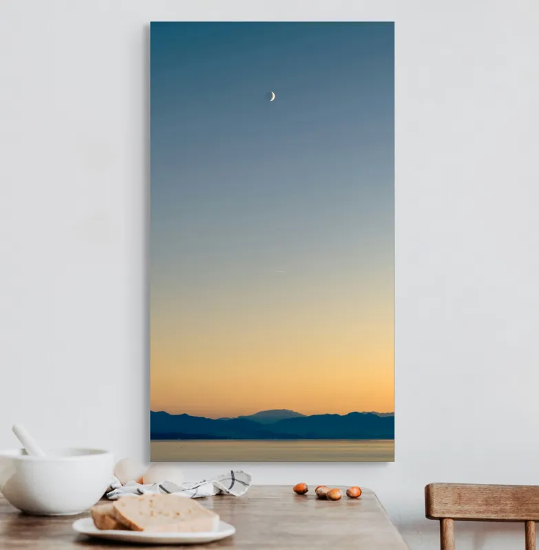 Tablou Canvas, "Lună peste orizontul albastru-auriu", Lună, Cer, Amurg, Munți, Lumină, Siluetă, Calm, Răsărit, Frumusețe, 50 x 90 cm – poza 3