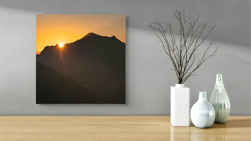 Tablou Canvas, "Răsărit peste munții întunecați", Apus, Munți, Siluete, Lumină, Cer, Portocaliu, Culori, Peisaj, Natură, Umbre, 50 x 50 cm – poza 3