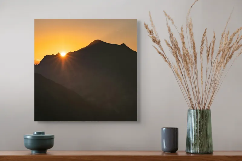 Tablou Canvas, "Răsărit peste munții întunecați", Apus, Munți, Siluete, Lumină, Cer, Portocaliu, Culori, Peisaj, Natură, Umbre, 50 x 50 cm – poza 4