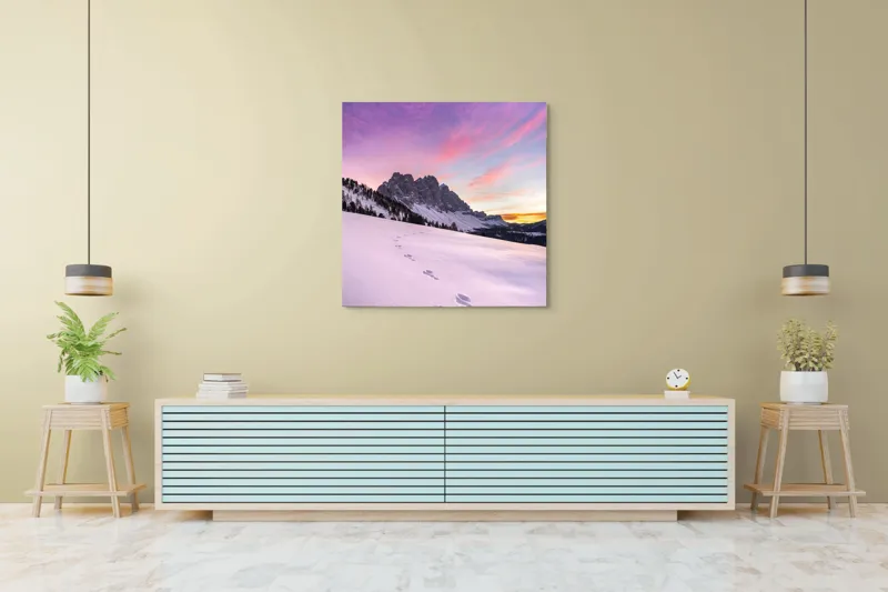 Tablou Canvas, "Urmele tăcute din zori montane", Apus, Munți, Zăpadă, Urme, Cer, Violet, Roz, Peisaj, Tranquil, Natură, 100 x 100 cm – poza 5