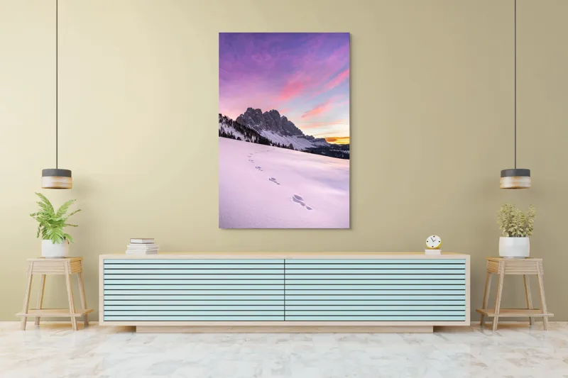 Tablou Canvas, "Urmele tăcute din zori montane", Apus, Munți, Zăpadă, Urme, Cer, Violet, Roz, Peisaj, Tranquil, Natură, 100 x 150 cm – poza 4