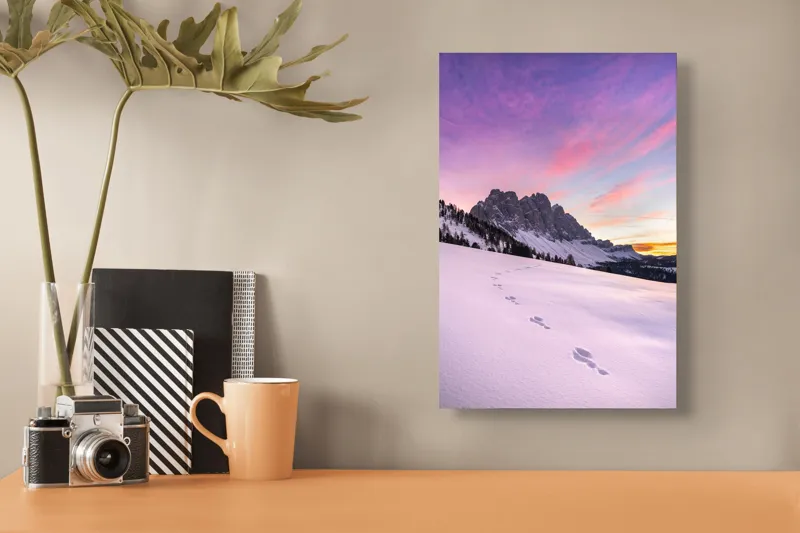 Tablou Canvas, "Urmele tăcute din zori montane", Apus, Munți, Zăpadă, Urme, Cer, Violet, Roz, Peisaj, Tranquil, Natură, 26 x 39 cm – poza 3