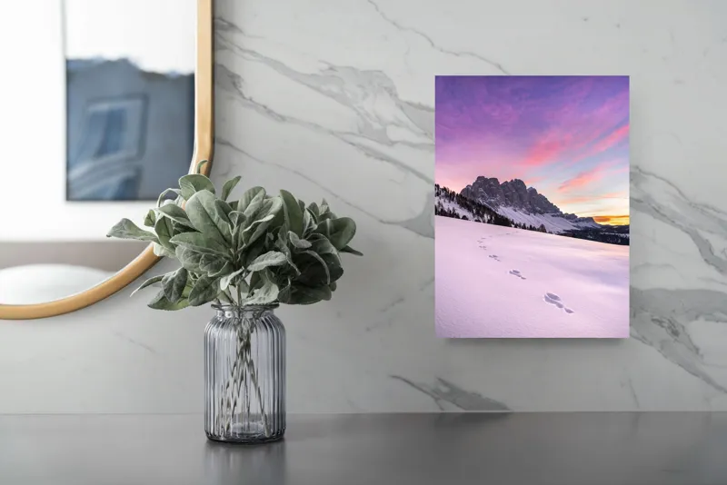 Tablou Canvas, "Urmele tăcute din zori montane", Apus, Munți, Zăpadă, Urme, Cer, Violet, Roz, Peisaj, Tranquil, Natură, 26 x 39 cm – poza 4