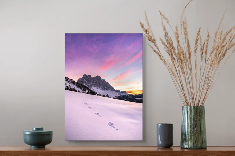 Tablou Canvas, "Urmele tăcute din zori montane", Apus, Munți, Zăpadă, Urme, Cer, Violet, Roz, Peisaj, Tranquil, Natură, 39 x 54 cm – poza 3