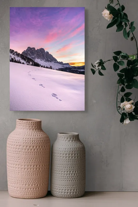 Tablou Canvas, "Urmele tăcute din zori montane", Apus, Munți, Zăpadă, Urme, Cer, Violet, Roz, Peisaj, Tranquil, Natură, 39 x 54 cm – poza 6