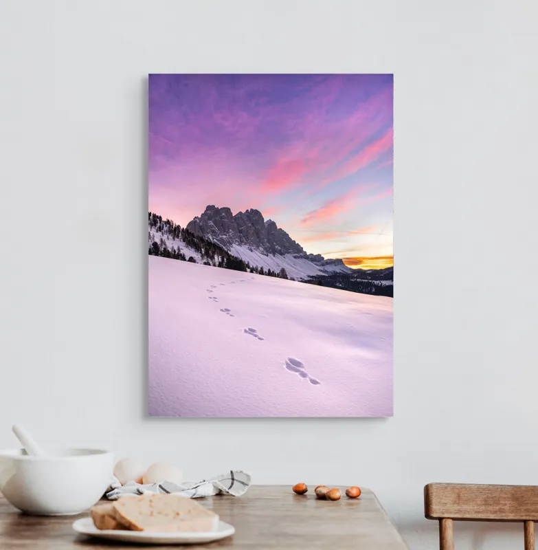 Tablou Canvas, "Urmele tăcute din zori montane", Apus, Munți, Zăpadă, Urme, Cer, Violet, Roz, Peisaj, Tranquil, Natură, 50 x 70 cm – poza 3