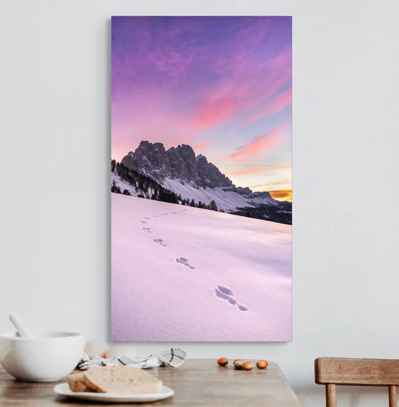 Tablou Canvas, "Urmele tăcute din zori montane", Apus, Munți, Zăpadă, Urme, Cer, Violet, Roz, Peisaj, Tranquil, Natură, 50 x 90 cm – poza 3
