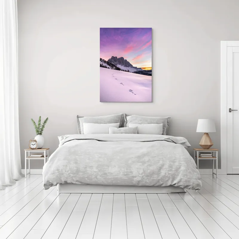 Tablou Canvas, "Urmele tăcute din zori montane", Apus, Munți, Zăpadă, Urme, Cer, Violet, Roz, Peisaj, Tranquil, Natură, 70 x 100 cm – poza 3