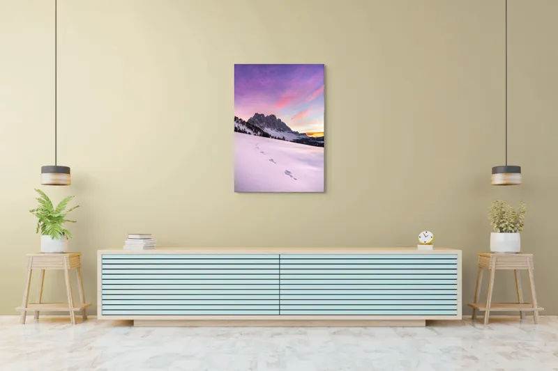 Tablou Canvas, "Urmele tăcute din zori montane", Apus, Munți, Zăpadă, Urme, Cer, Violet, Roz, Peisaj, Tranquil, Natură, 70 x 100 cm – poza 5