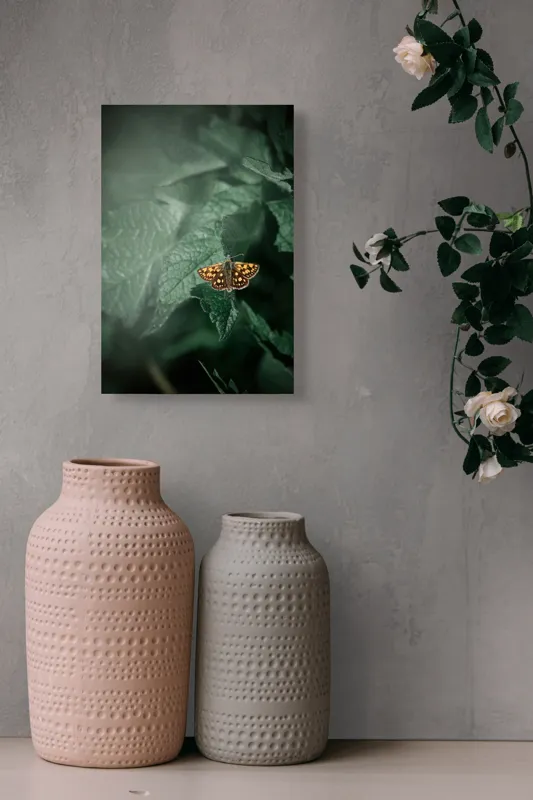 Tablou Canvas, "Fluturele auriu pe frunza verde", Fluture, Verdeață, Frunze, Delicat, Natură, Contrast, Fragil, Lumină, 26 x 39 cm – poza 6