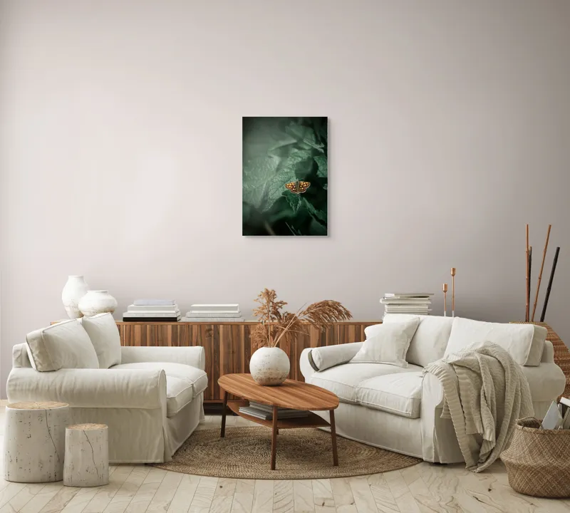 Tablou Canvas, "Fluturele auriu pe frunza verde", Fluture, Verdeață, Frunze, Delicat, Natură, Contrast, Fragil, Lumină, 50 x 70 cm – poza 4