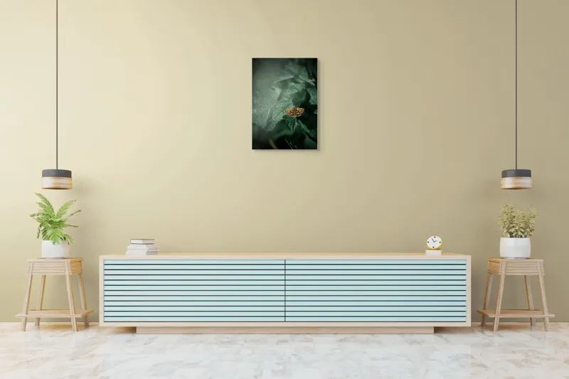 Tablou Canvas, "Fluturele auriu pe frunza verde", Fluture, Verdeață, Frunze, Delicat, Natură, Contrast, Fragil, Lumină, 50 x 70 cm – poza 6