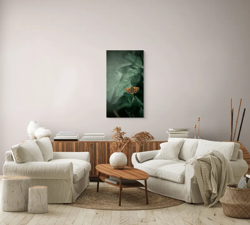 Tablou Canvas, "Fluturele auriu pe frunza verde", Fluture, Verdeață, Frunze, Delicat, Natură, Contrast, Fragil, Lumină, 50 x 90 cm – poza 7