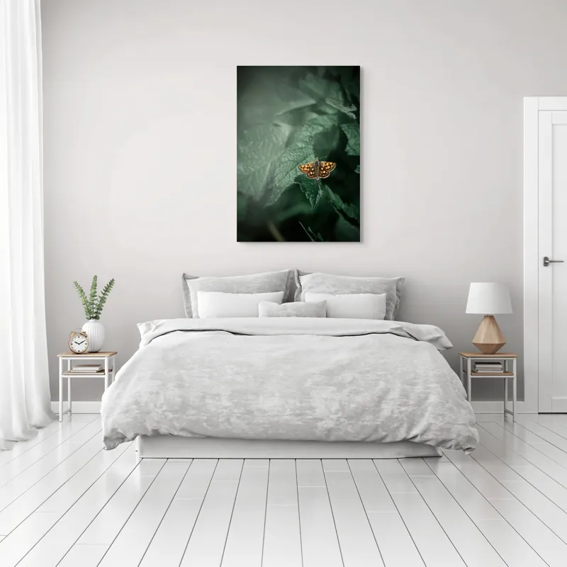 Tablou Canvas, "Fluturele auriu pe frunza verde", Fluture, Verdeață, Frunze, Delicat, Natură, Contrast, Fragil, Lumină, 70 x 100 cm – poza 3