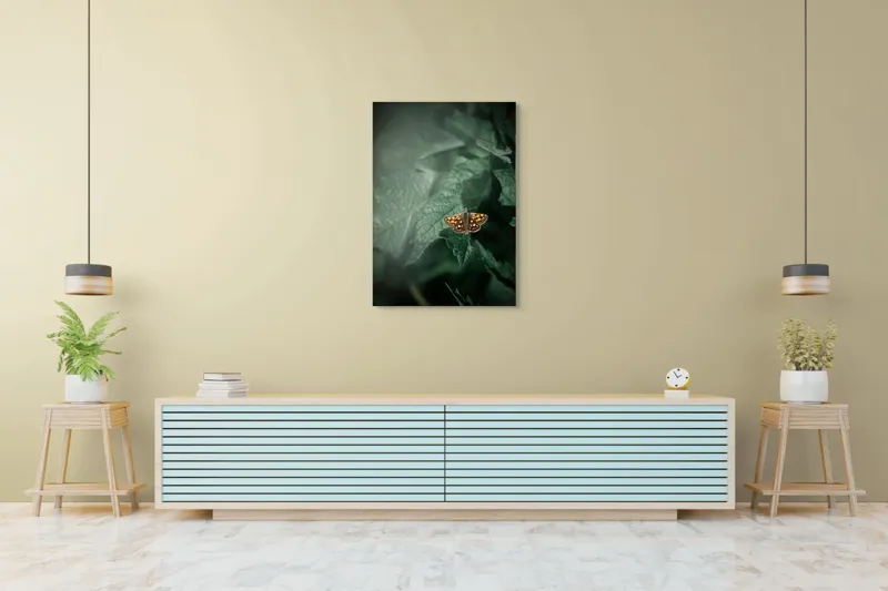 Tablou Canvas, "Fluturele auriu pe frunza verde", Fluture, Verdeață, Frunze, Delicat, Natură, Contrast, Fragil, Lumină, 70 x 100 cm – poza 5