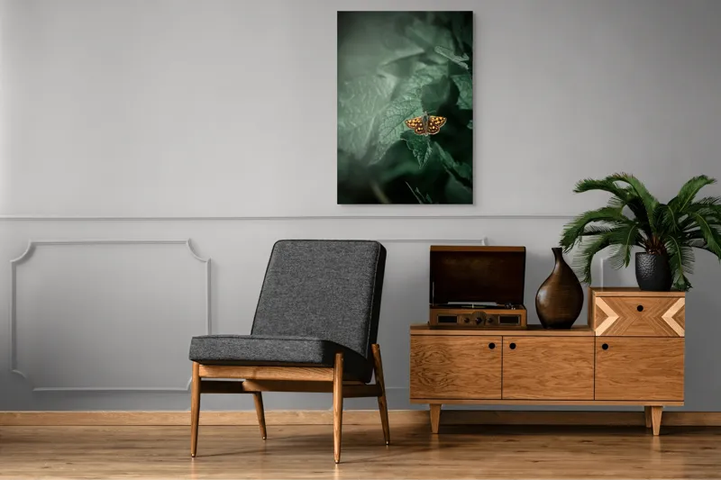 Tablou Canvas, "Fluturele auriu pe frunza verde", Fluture, Verdeață, Frunze, Delicat, Natură, Contrast, Fragil, Lumină, 70 x 100 cm – poza 6