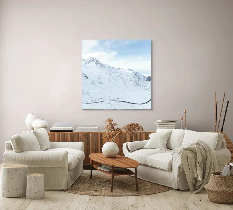 Tablou Canvas, "Drum serpuind printre munți înzăpeziți", Alb, Montan, Iarnă, Serpentină, Cer, Nori, Peisaj, Vârfuri, Zăpadă, Liniște, 100 x 100 cm – poza 3