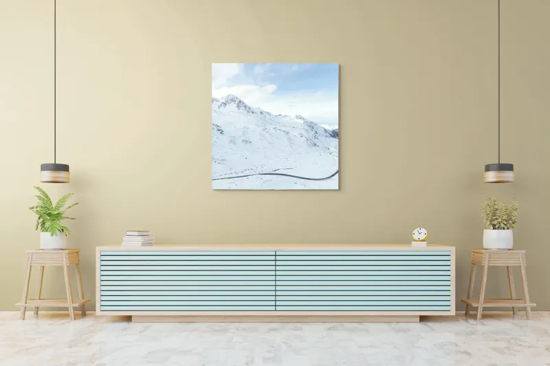 Tablou Canvas, "Drum serpuind printre munți înzăpeziți", Alb, Montan, Iarnă, Serpentină, Cer, Nori, Peisaj, Vârfuri, Zăpadă, Liniște, 100 x 100 cm – poza 5