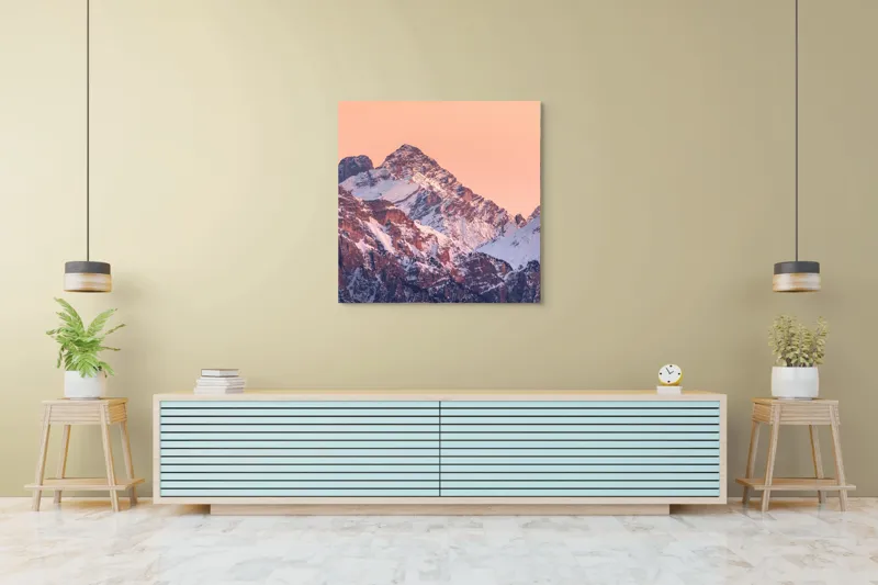 Tablou Canvas, "Răsărit peste culmile înzăpezite ale munților", Măreție, Serenitate, Alpenglow, Vârfuri, Zăpadă, Răsărit, Tăcere, Natură, 100 x 100 cm – poza 5