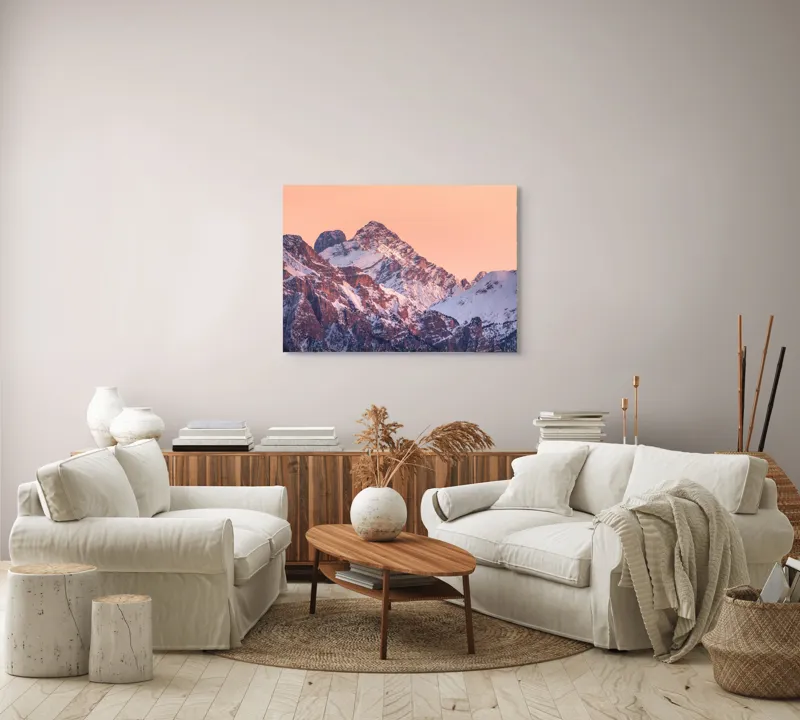 Tablou Canvas, "Răsărit peste culmile înzăpezite ale munților", Măreție, Serenitate, Alpenglow, Vârfuri, Zăpadă, Răsărit, Tăcere, Natură, 100 x 70 cm – poza 3