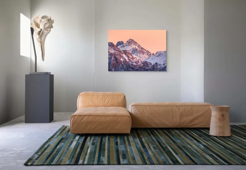Tablou Canvas, "Răsărit peste culmile înzăpezite ale munților", Măreție, Serenitate, Alpenglow, Vârfuri, Zăpadă, Răsărit, Tăcere, Natură, 100 x 70 cm – poza 7