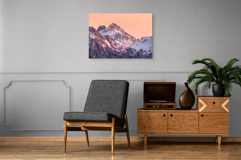 Tablou Canvas, "Răsărit peste culmile înzăpezite ale munților", Măreție, Serenitate, Alpenglow, Vârfuri, Zăpadă, Răsărit, Tăcere, Natură, 100 x 70 cm – poza 8