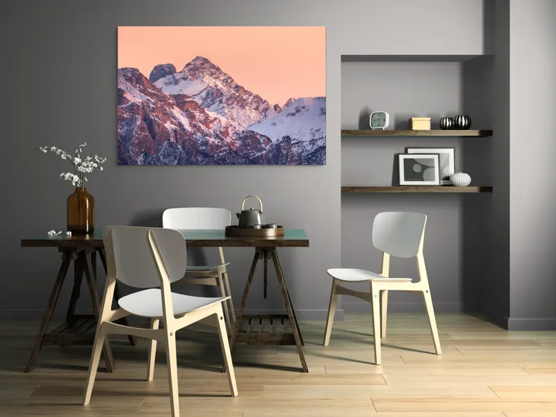 Tablou Canvas, "Răsărit peste culmile înzăpezite ale munților", Măreție, Serenitate, Alpenglow, Vârfuri, Zăpadă, Răsărit, Tăcere, Natură, 150 x 100 cm – poza 5