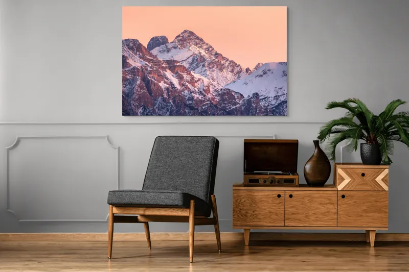 Tablou Canvas, "Răsărit peste culmile înzăpezite ale munților", Măreție, Serenitate, Alpenglow, Vârfuri, Zăpadă, Răsărit, Tăcere, Natură, 150 x 100 cm – poza 8