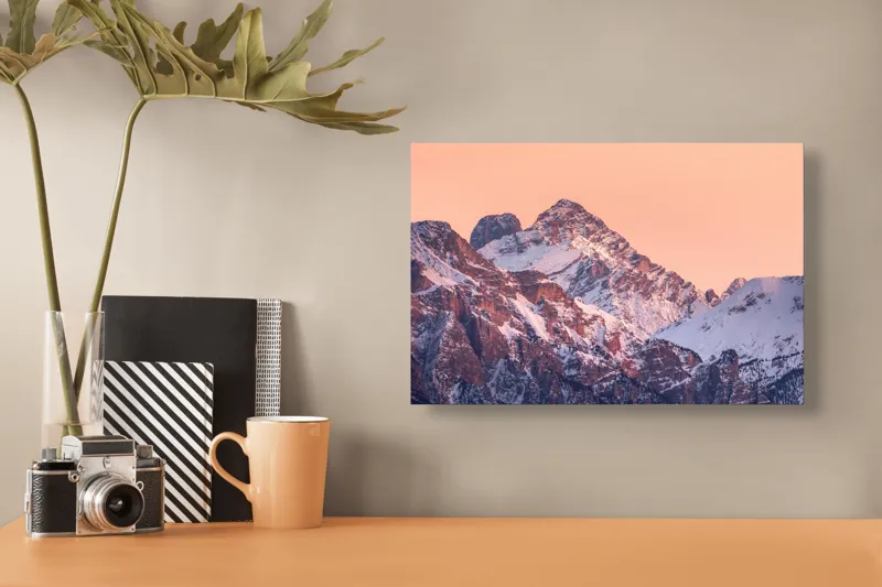 Tablou Canvas, "Răsărit peste culmile înzăpezite ale munților", Măreție, Serenitate, Alpenglow, Vârfuri, Zăpadă, Răsărit, Tăcere, Natură, 39 x 26 cm – poza 3
