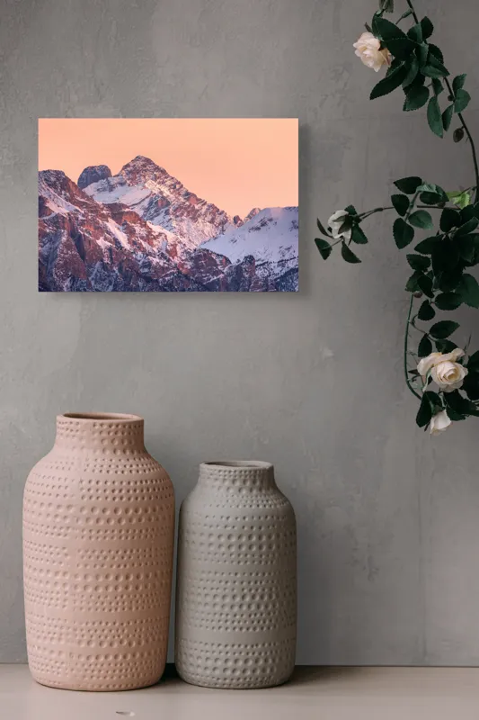 Tablou Canvas, "Răsărit peste culmile înzăpezite ale munților", Măreție, Serenitate, Alpenglow, Vârfuri, Zăpadă, Răsărit, Tăcere, Natură, 39 x 26 cm – poza 4
