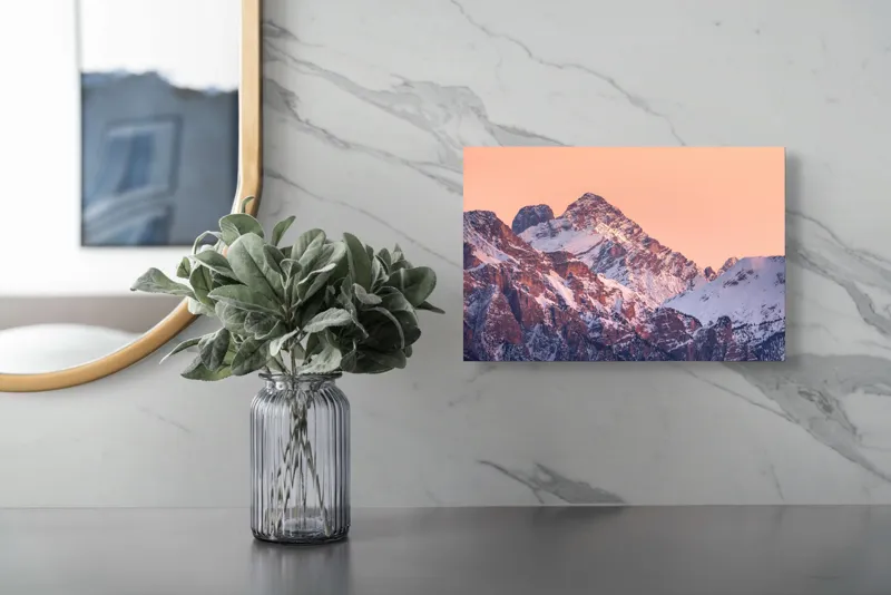 Tablou Canvas, "Răsărit peste culmile înzăpezite ale munților", Măreție, Serenitate, Alpenglow, Vârfuri, Zăpadă, Răsărit, Tăcere, Natură, 39 x 26 cm – poza 5