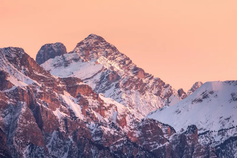 Tablou Canvas, "Răsărit peste culmile înzăpezite ale munților", Măreție, Serenitate, Alpenglow, Vârfuri, Zăpadă, Răsărit, Tăcere, Natură, 39 x 26 cm – poza 2
