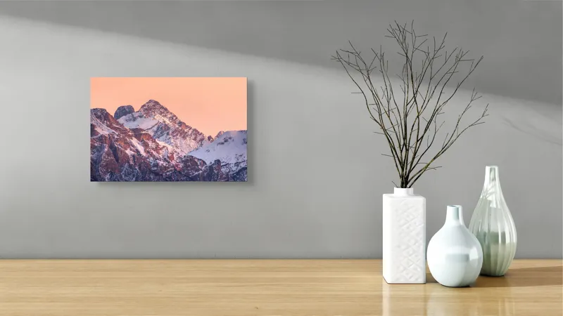 Tablou Canvas, "Răsărit peste culmile înzăpezite ale munților", Măreție, Serenitate, Alpenglow, Vârfuri, Zăpadă, Răsărit, Tăcere, Natură, 39 x 26 cm – poza 8