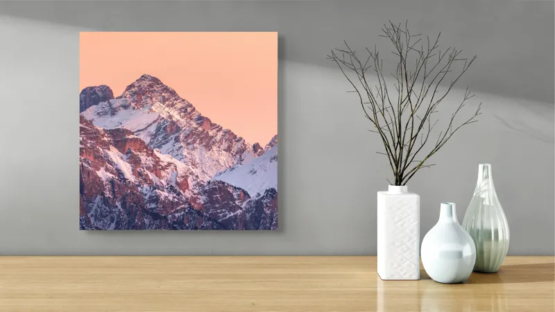 Tablou Canvas, "Răsărit peste culmile înzăpezite ale munților", Măreție, Serenitate, Alpenglow, Vârfuri, Zăpadă, Răsărit, Tăcere, Natură, 50 x 50 cm – poza 3