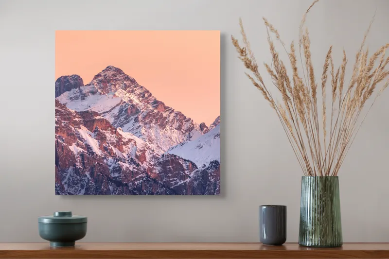 Tablou Canvas, "Răsărit peste culmile înzăpezite ale munților", Măreție, Serenitate, Alpenglow, Vârfuri, Zăpadă, Răsărit, Tăcere, Natură, 50 x 50 cm – poza 4