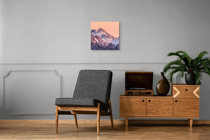 Tablou Canvas, "Răsărit peste culmile înzăpezite ale munților", Măreție, Serenitate, Alpenglow, Vârfuri, Zăpadă, Răsărit, Tăcere, Natură, 50 x 50 cm – poza 6