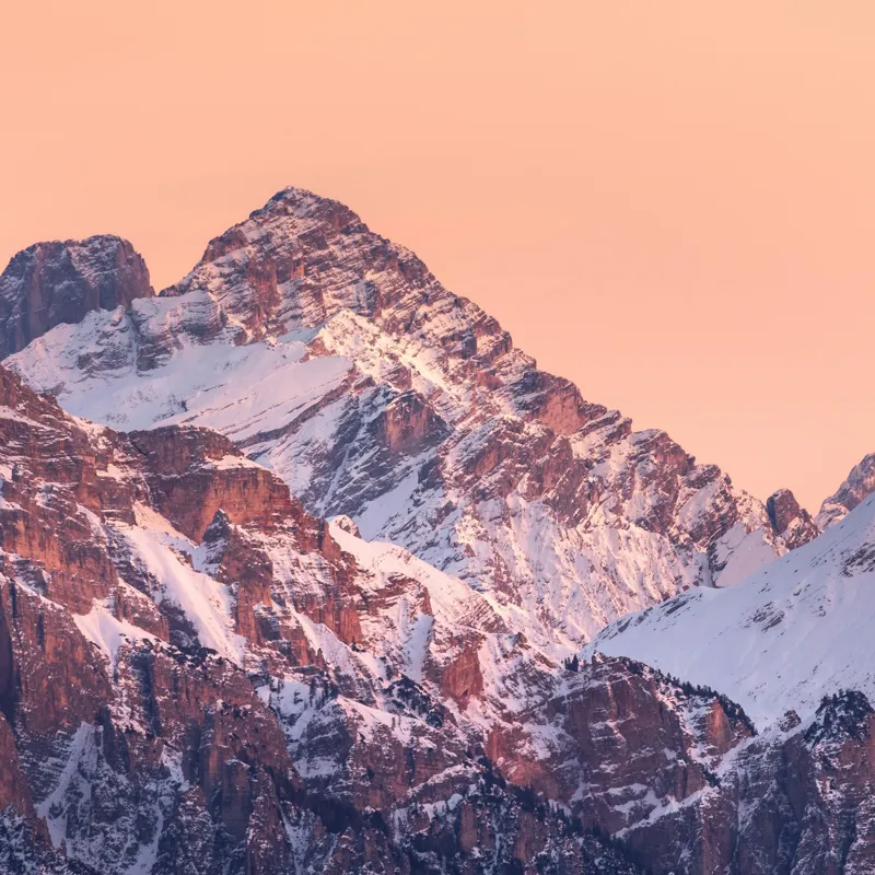 Tablou Canvas, "Răsărit peste culmile înzăpezite ale munților", Măreție, Serenitate, Alpenglow, Vârfuri, Zăpadă, Răsărit, Tăcere, Natură, 50 x 50 cm – poza 2