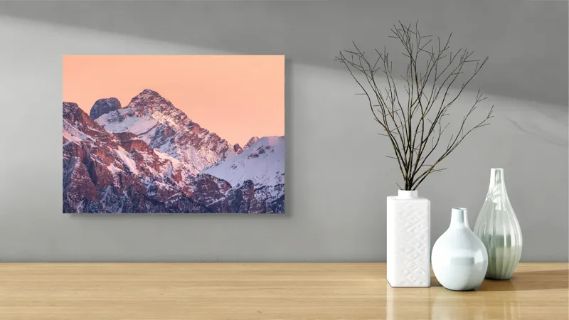 Tablou Canvas, "Răsărit peste culmile înzăpezite ale munților", Măreție, Serenitate, Alpenglow, Vârfuri, Zăpadă, Răsărit, Tăcere, Natură, 54 x 39 cm – poza 3